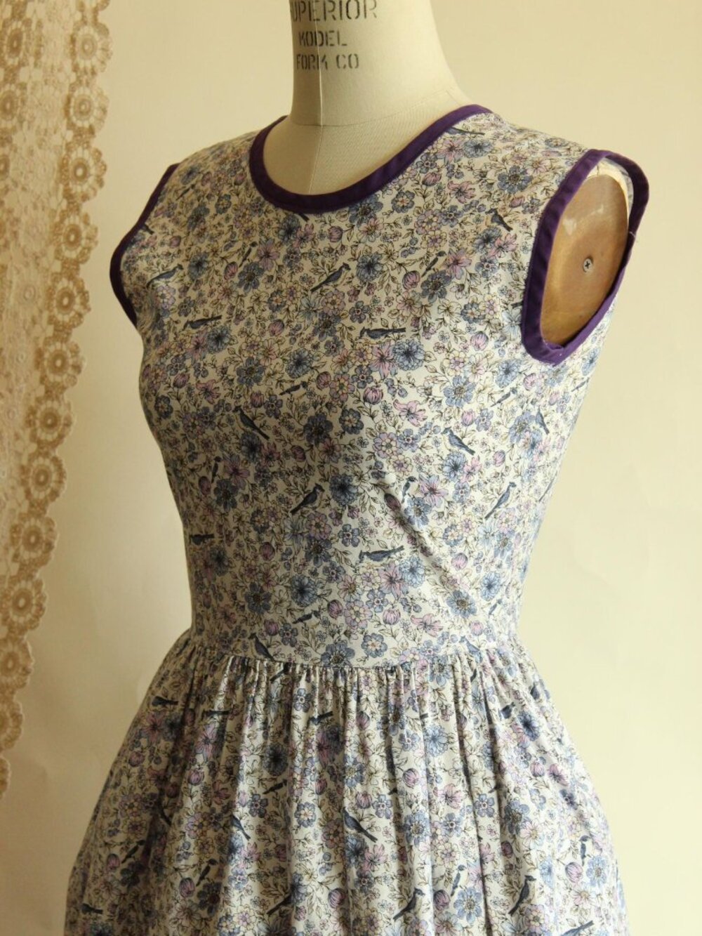 Vintage 1950s Dress with Pockets, Bluebird Print in Purple Blue and White Cotton - Picture 10 of 13